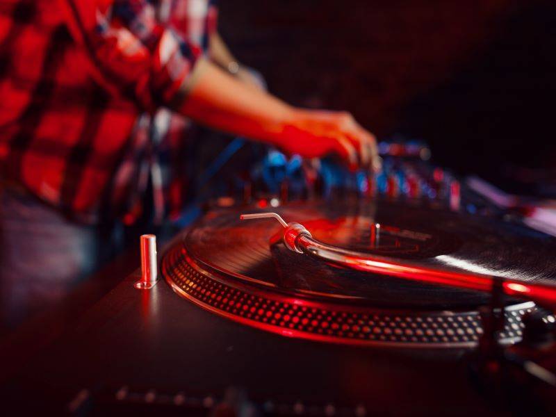 Choose the Right DJ and Thrill Your Guests (Expert Tips) - Lucidity Africa