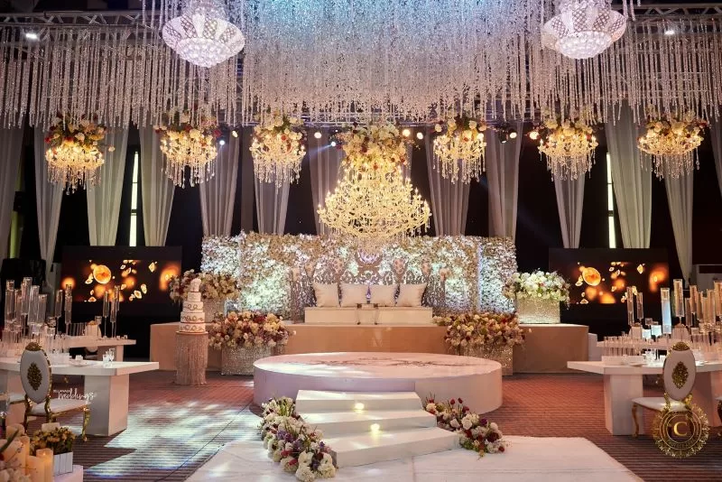 Decoraciones del escenario de la boda. 